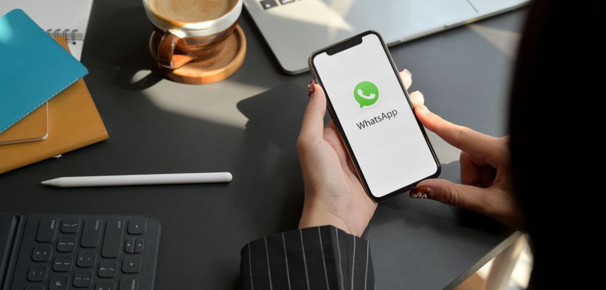 Handy führt ein WhatsApp-Update durch