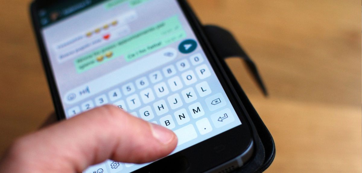 Person tippt eine WhatsApp-Nachricht.