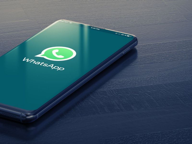 WhatsApp-Update auf einem Smartphone (Symbolbild).