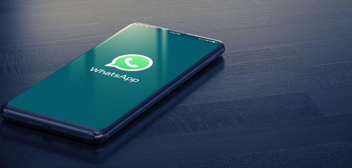WhatsApp-Update auf einem Smartphone (Symbolbild).