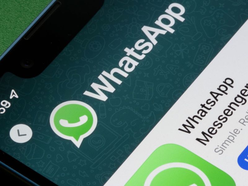 Smartphone-Bildschirm wird gezeigt. Man sieht das WhatsApp-Icon und ein Update-Button.