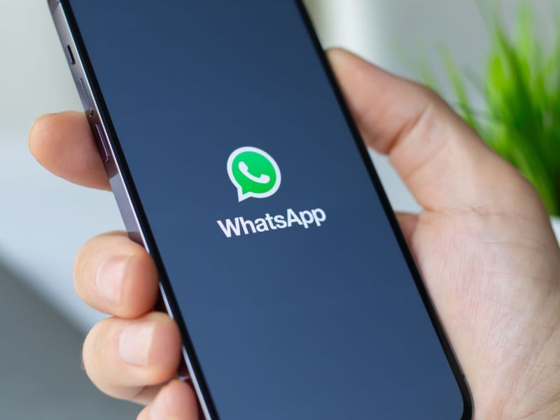 Smartphone mit WhatsApp-Symbol.