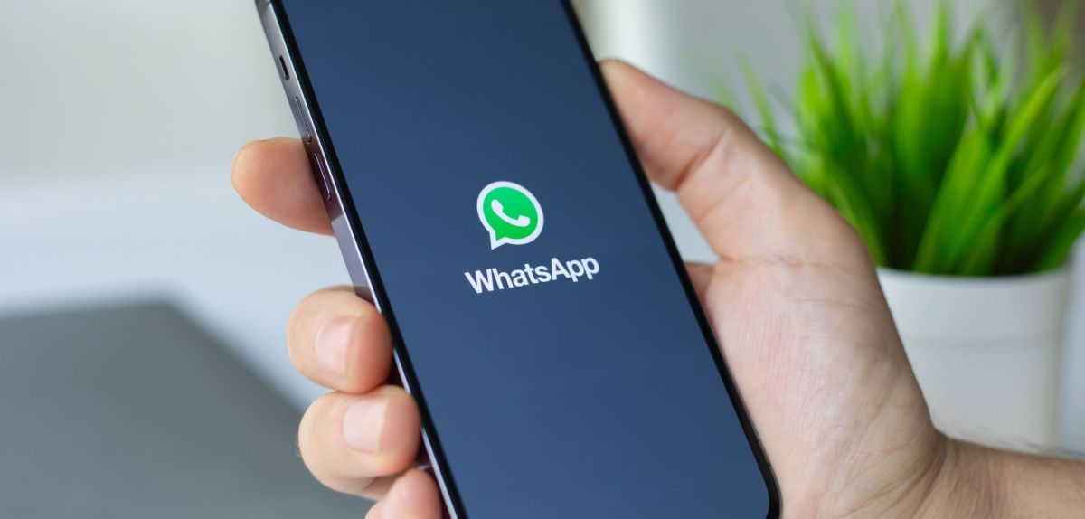 Smartphone mit WhatsApp-Symbol.