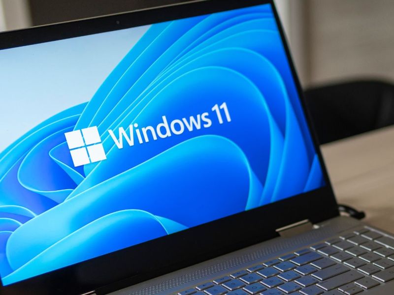 Windows-Logo auf Laptop.