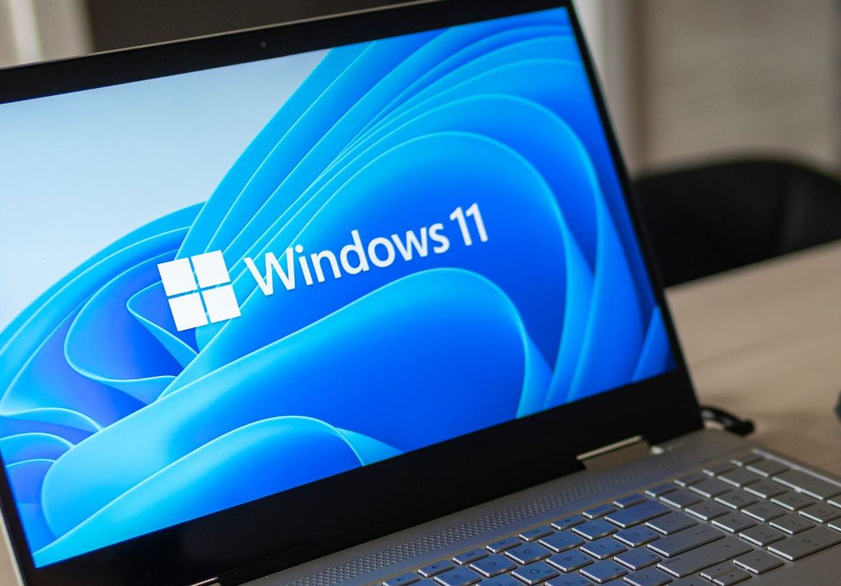 Windows-Logo auf Laptop.