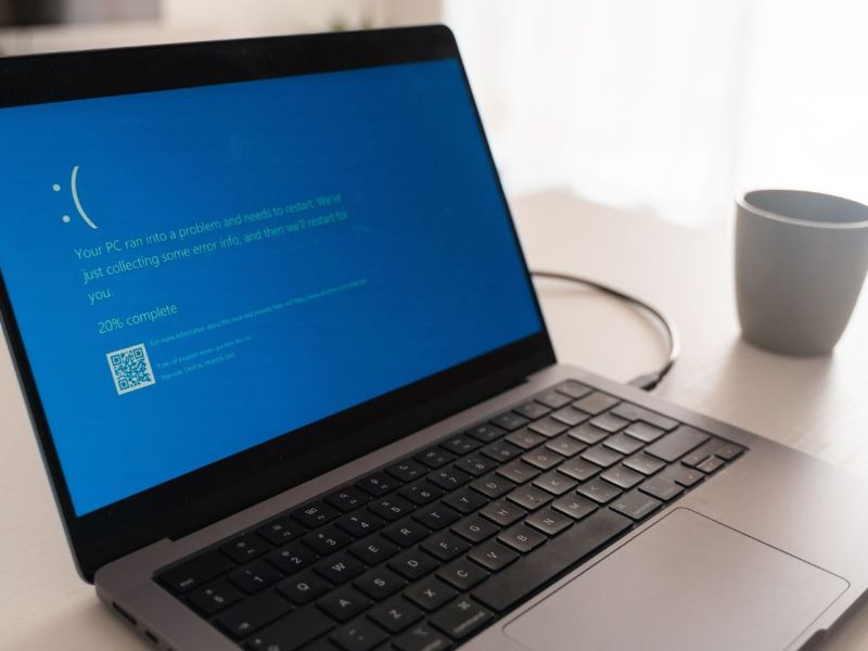 Laptop mit blauem Bildschirm.