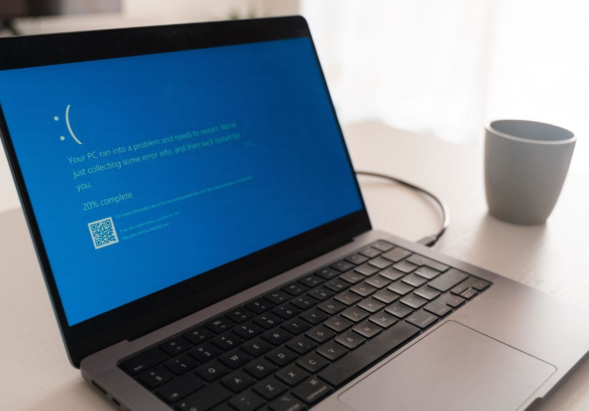 Laptop mit blauem Bildschirm.