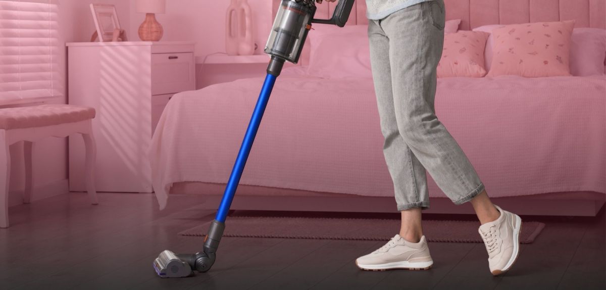 Frau mit Staubsauger