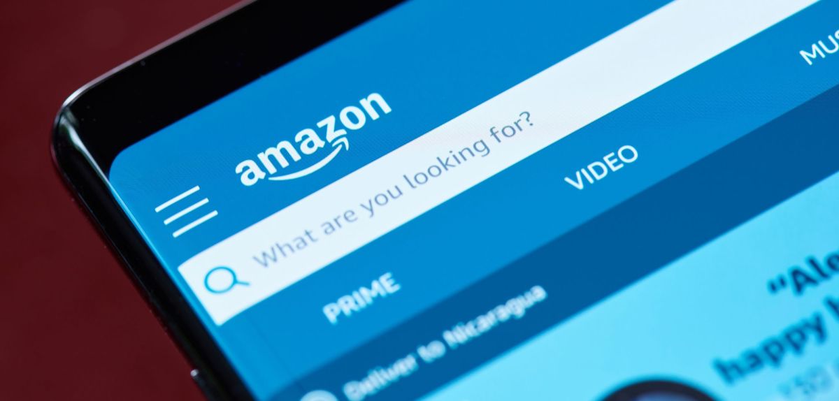 Auf einem Handy-Display wird Amazon angezeigt.