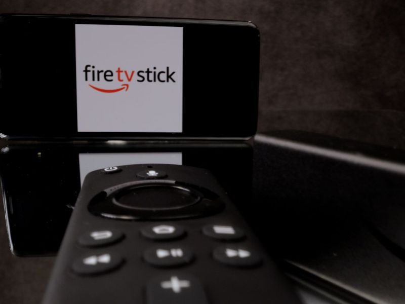 Fernbedienung ist auf einen Smartphone-Bildschirm gerichtet.