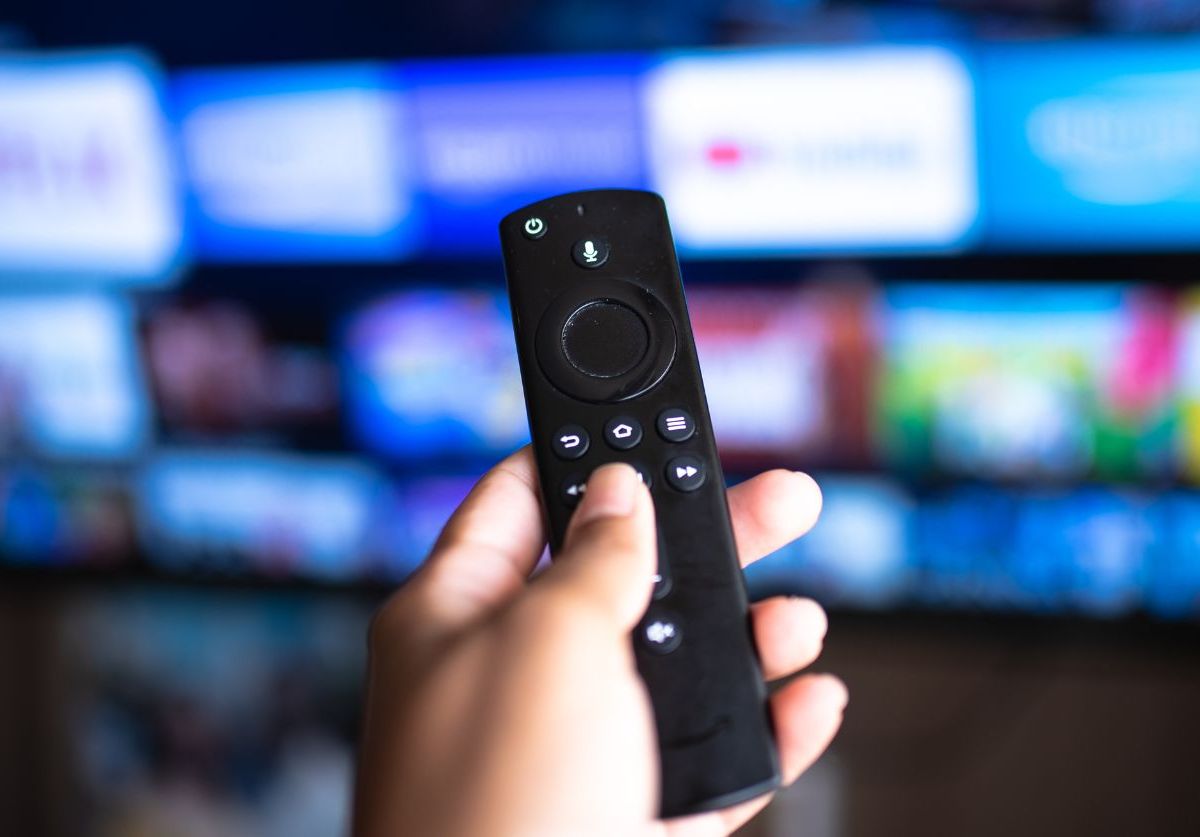 Amazon Fire TV Stick wird auf einen Fernseher gerichtet.