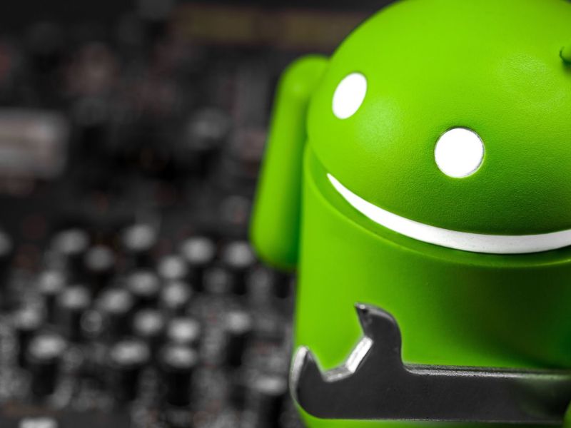 Android-Maskottchen mit einem Schraubenschlüssel in der Hand.