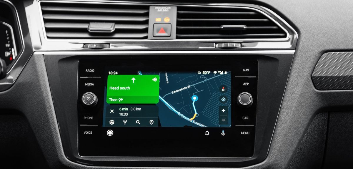 Android Auto wird auf einem Fahrzeug-Display angezeigt.