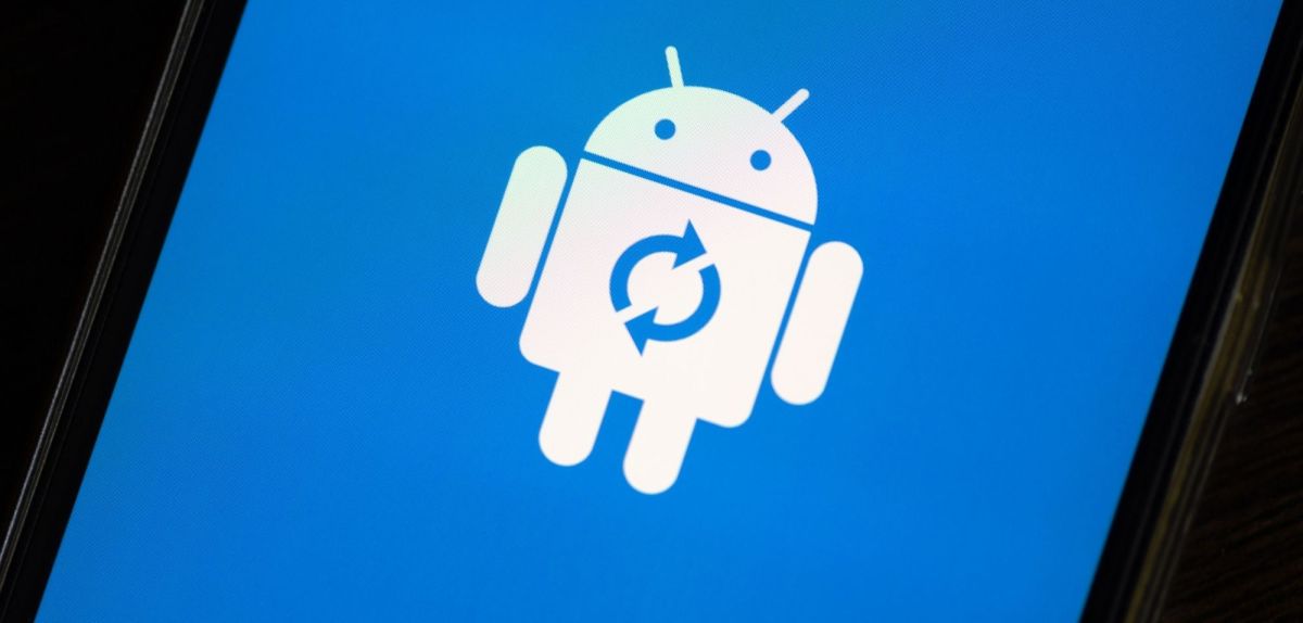 Ein Android-Handy, das ein Update durchführt.