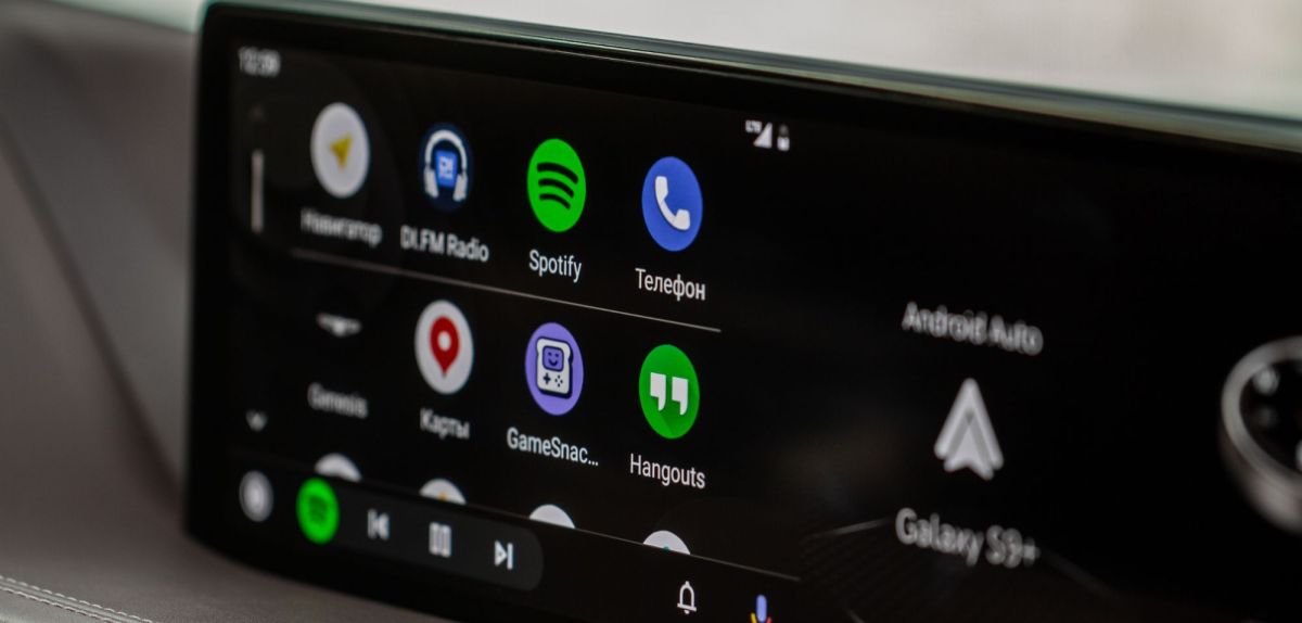 Auf einem Display wird Android Auto angezeigt.