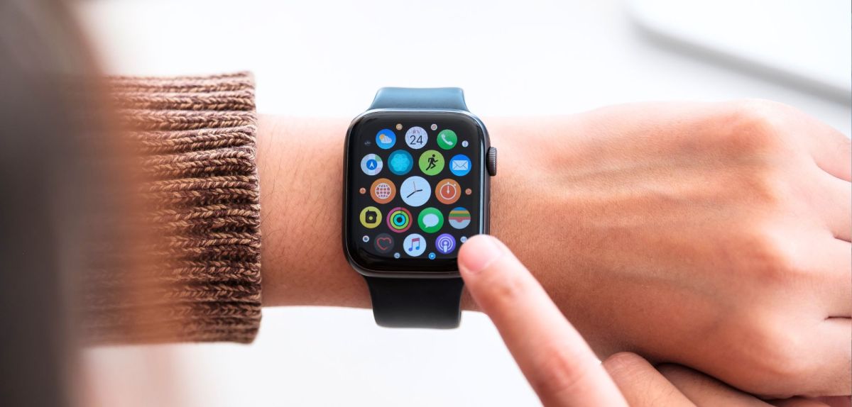 Person trägt eine Apple Watch am Handgelenk.
