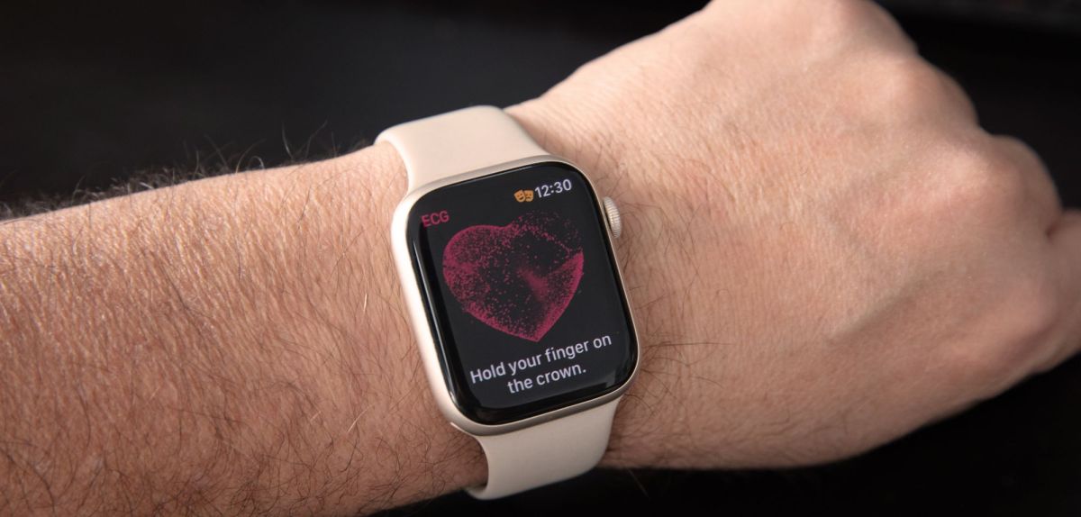 Apple Watch am Handgelenk einer Person