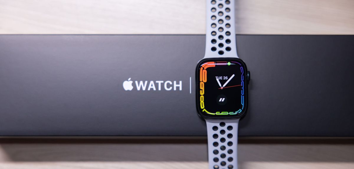 Eine Apple Watch die auf der Verpackung liegt.