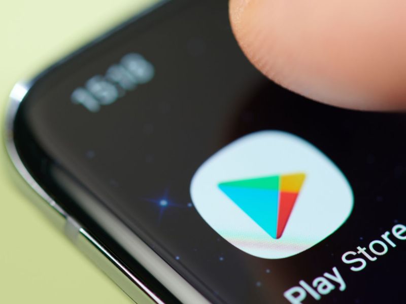 Auf einem Handy wird der Google Play Store angezeigt.