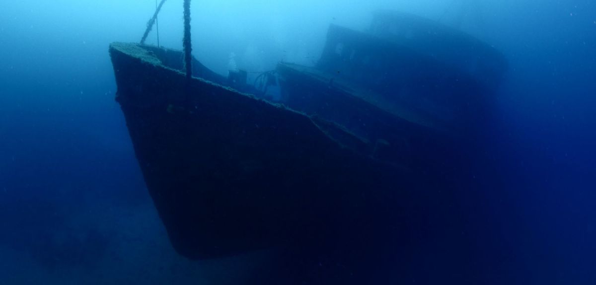 Schiff als archäologischer Fund in der Tiefsee.