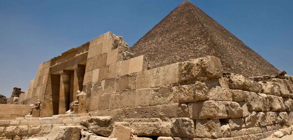 Eine Pyramide und ein archäologischer Fund.
