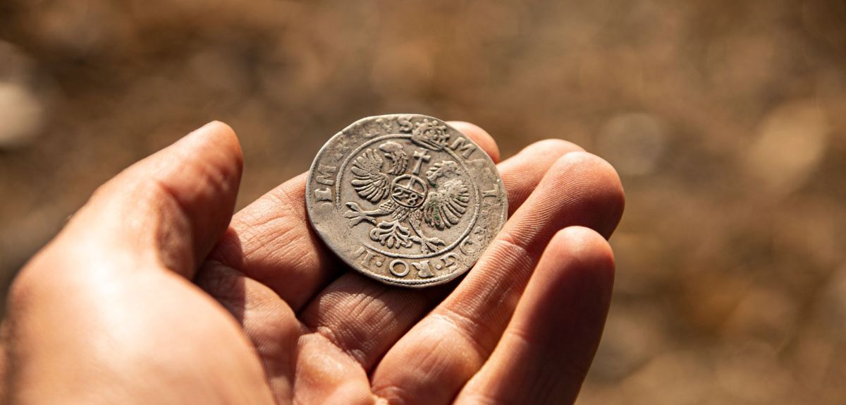 Silbermünze als archäologischer Fund.