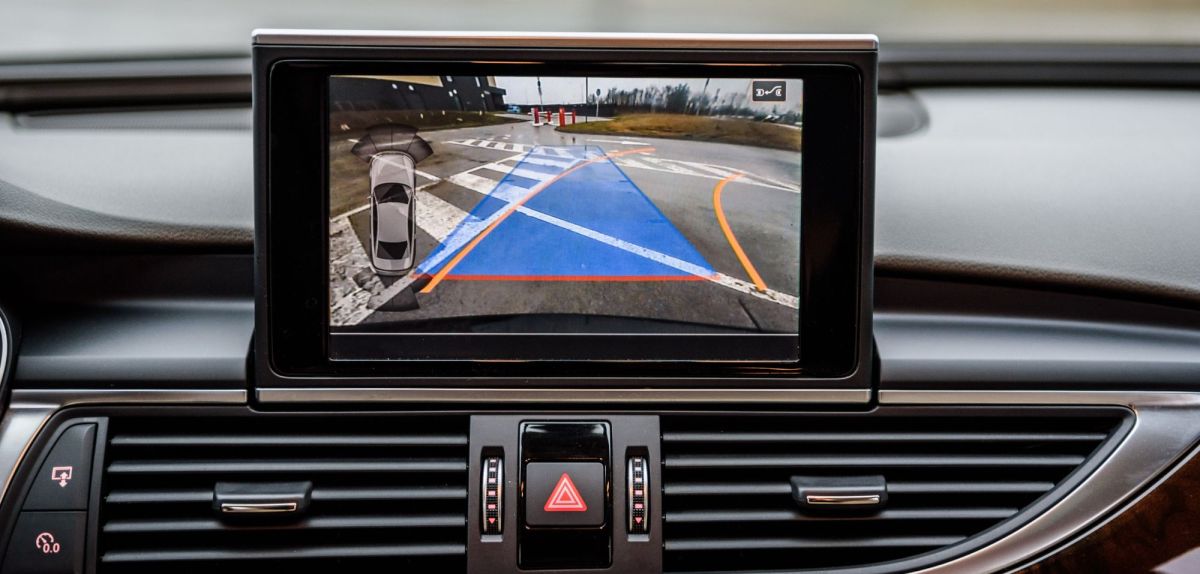 Display einer Rückfahrkamera in einem Auto.