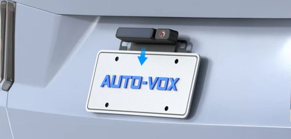 Auto-Vox Solar3A Plus am Heck eines Fahrzeugs.