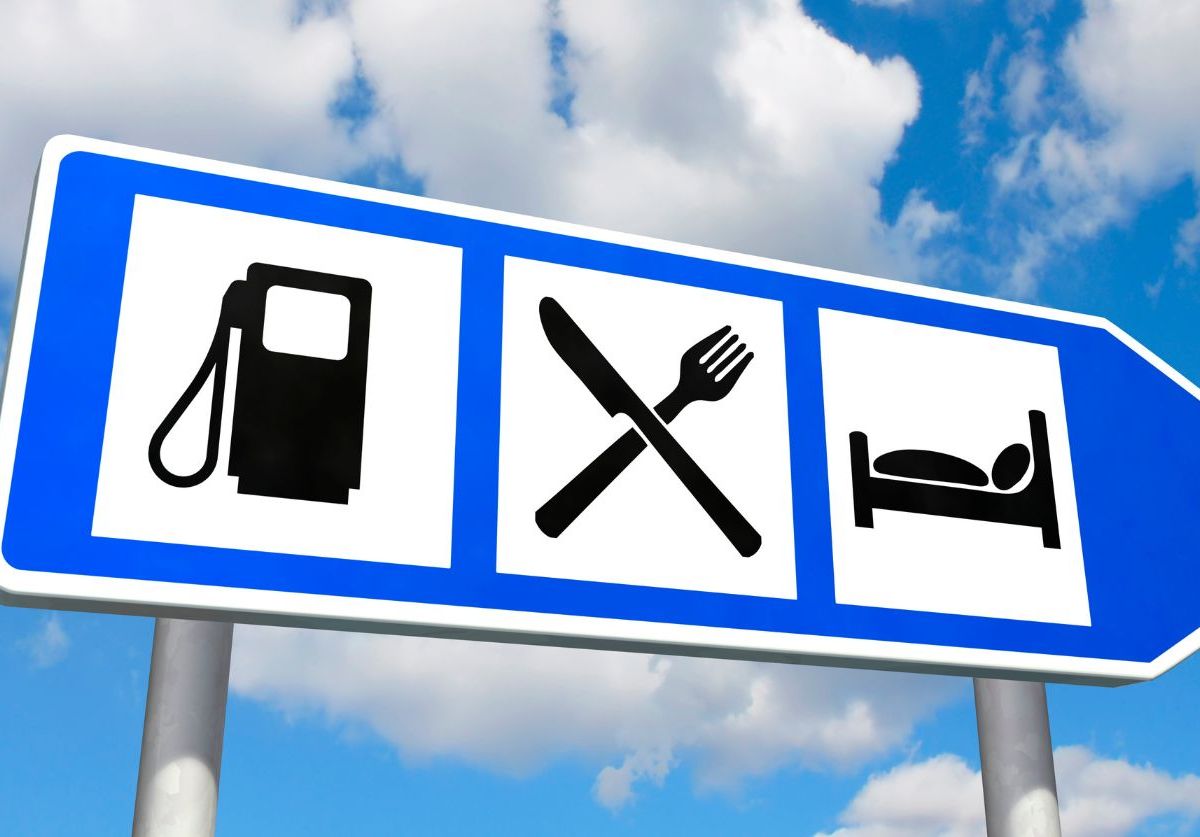Hinweistafel mit Symbolen (Tankstelle, Restaurant, Rastplatz).