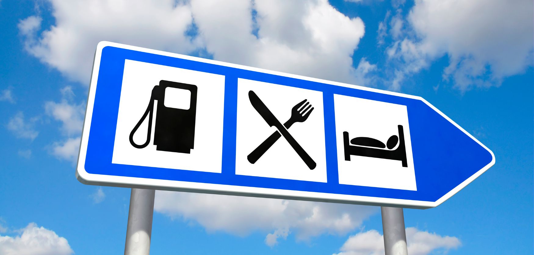 Hinweistafel mit Symbolen (Tankstelle, Restaurant, Rastplatz).