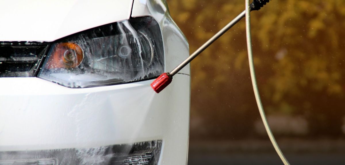 Autowäsche: Dieses Hausmittel solltest du auf keinen Fall nutzen, warnt TÜV