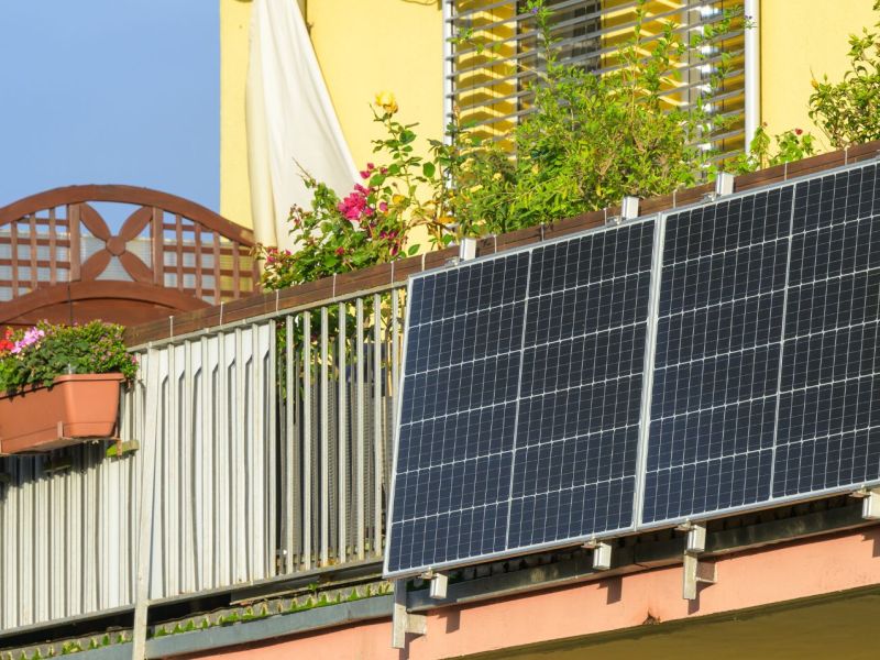 Solarpaneele an einem Balkon.
