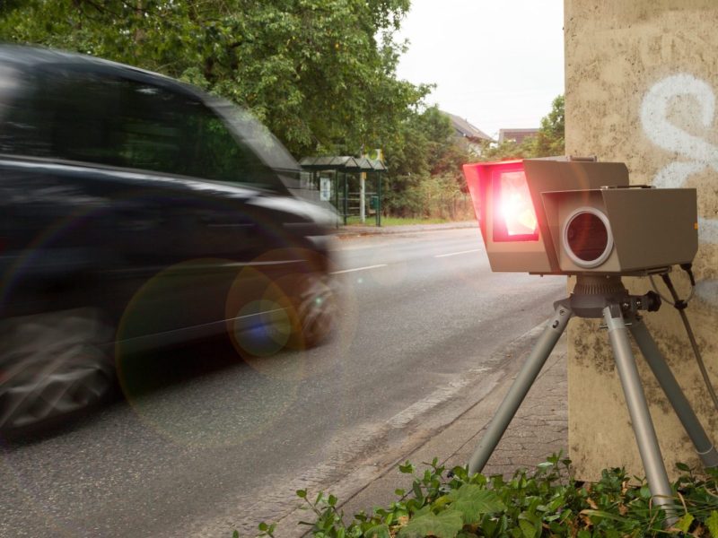 Auto wird von einem Blitzer erfasst
