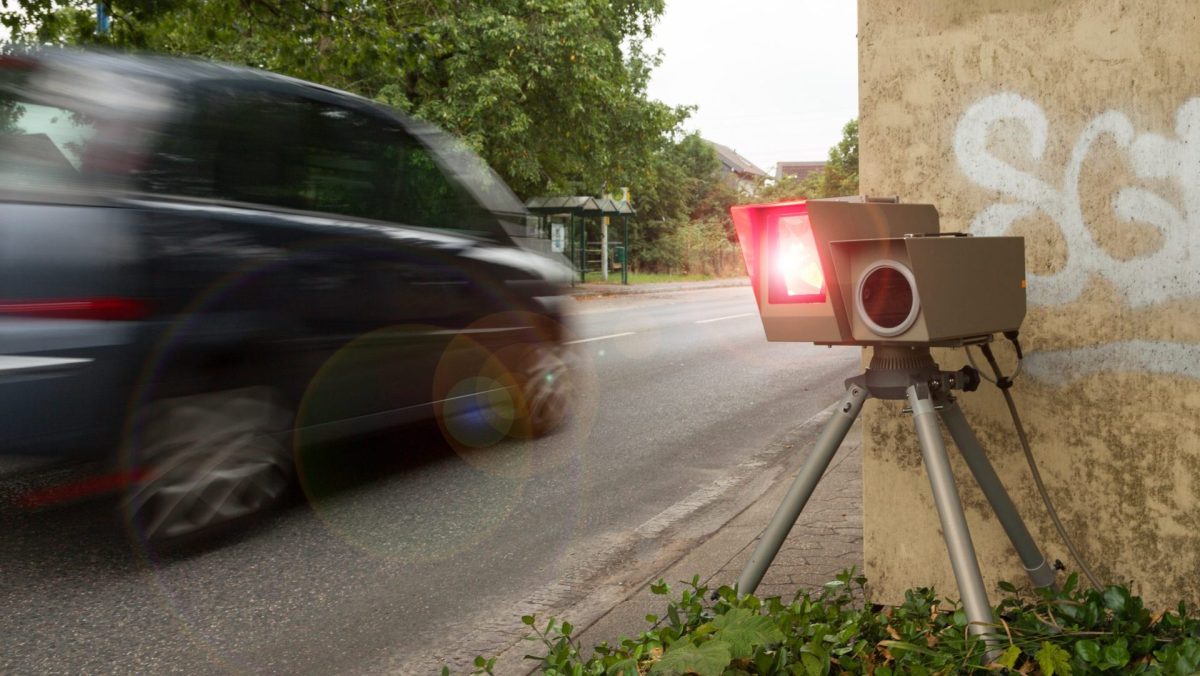 Auto wird von einem Blitzer erfasst