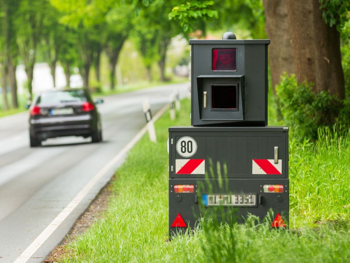 Blitzer steht an einer Landstraße