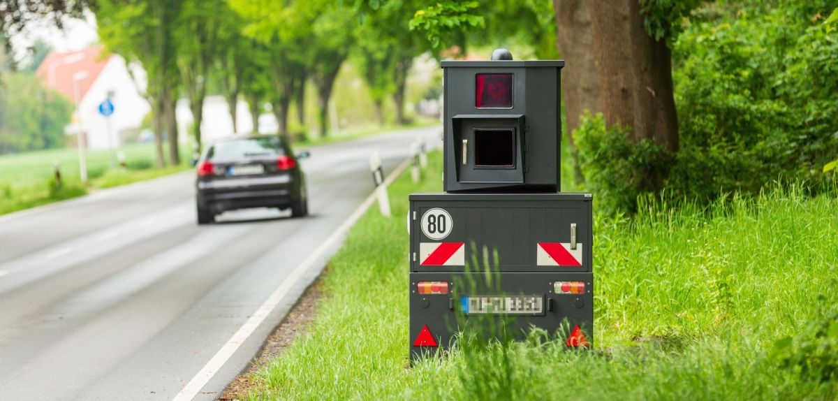 Blitzer steht an einer Landstraße