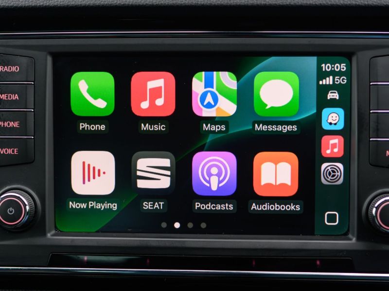 CarPlay wird auf einem Auto-Display angezeigt.