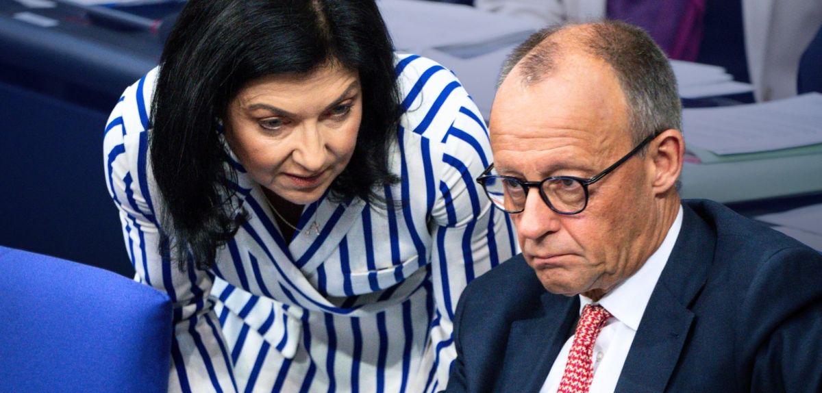 Bundeskanzler Friedrich Merz im Gespräch mit Katherina Reiche, Bundesministerin für Wirtschaft und Energie, auf der Regierungsbank in der 17. Sitzung des Deutschen Bundestages in Berlin