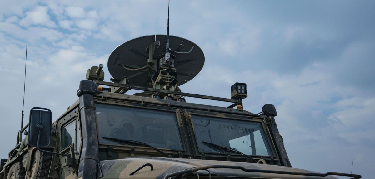 KI-generiertes Bild eines Militräfahrzeugs mit Antenne auf dem Dach
