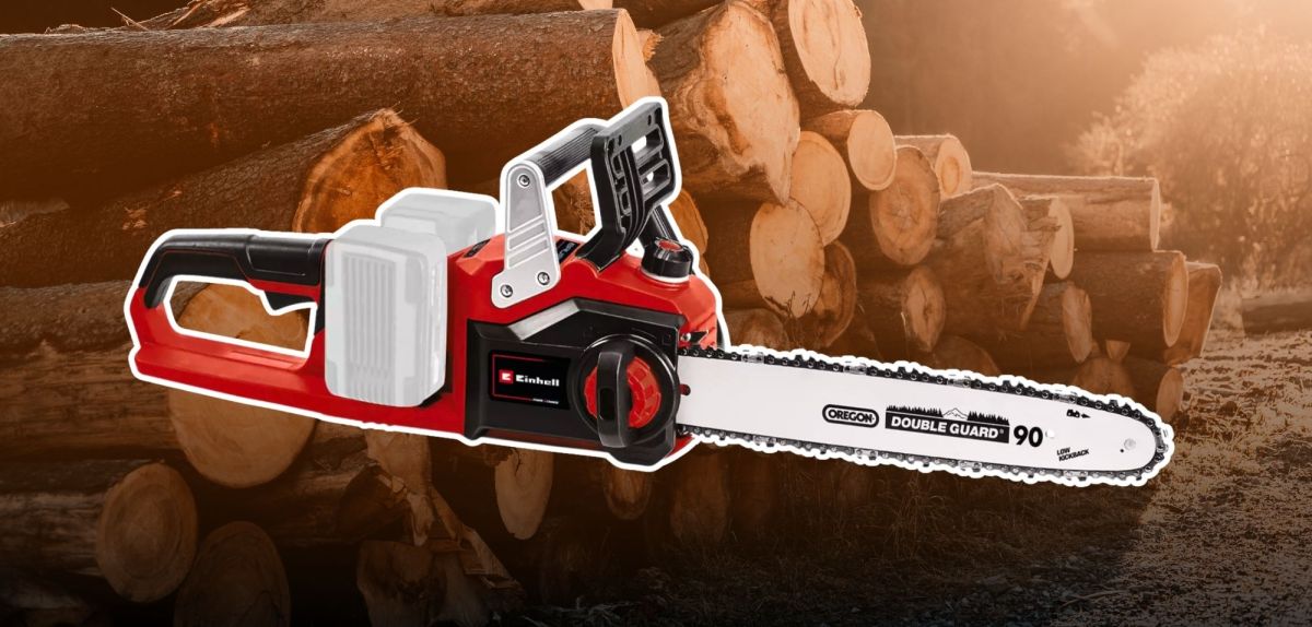 Einhell GP-LC 36/35 Li-Solo vor einem Haufen Baumstämme