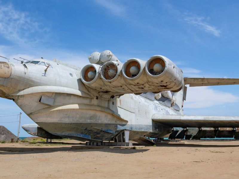 Ekranoplan auf einem Feld.