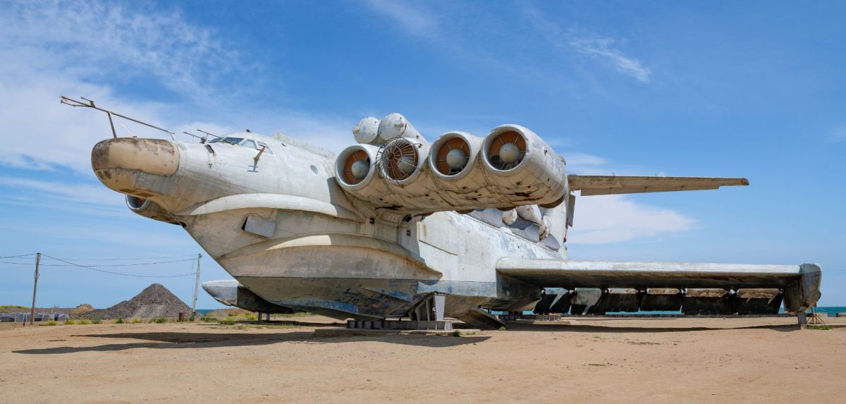 Ekranoplan auf einem Feld.