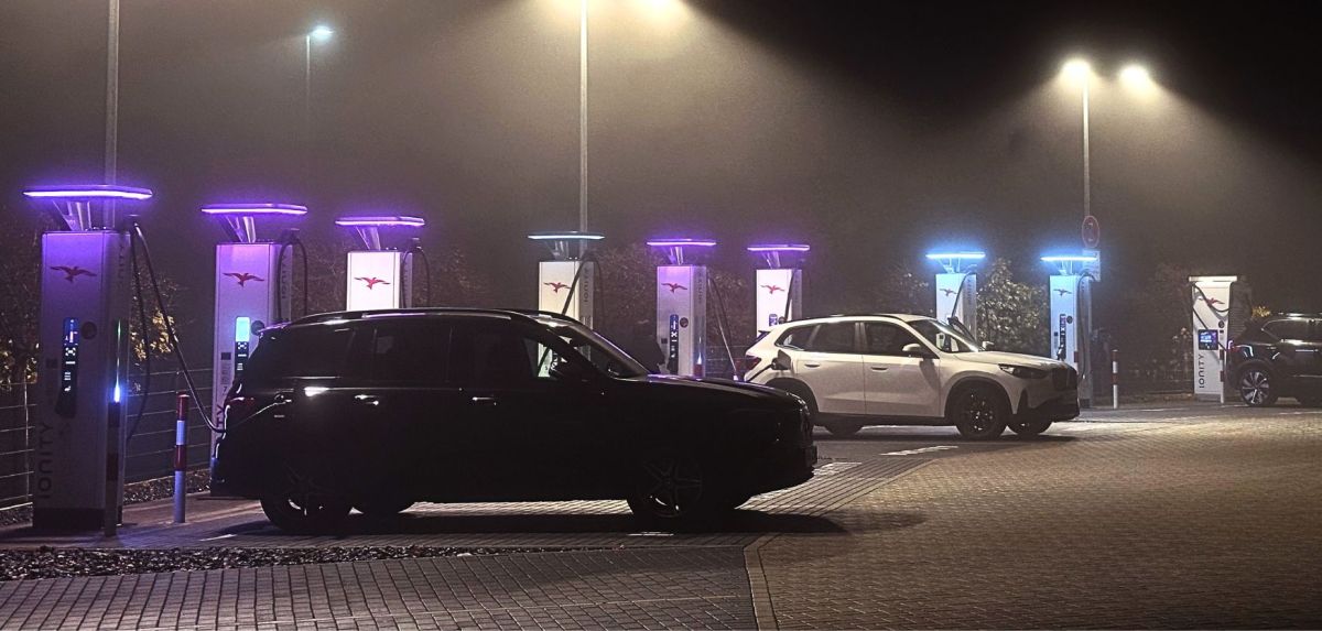 Autos laden an Elektroauto-Ladesäulen.