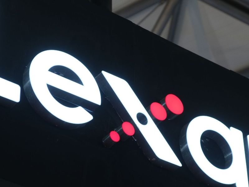 Lexar-Logo als Leuchtreklame.