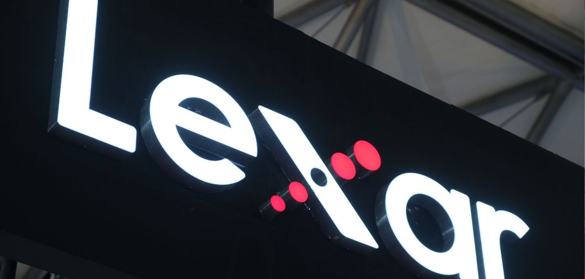 Lexar-Logo als Leuchtreklame.