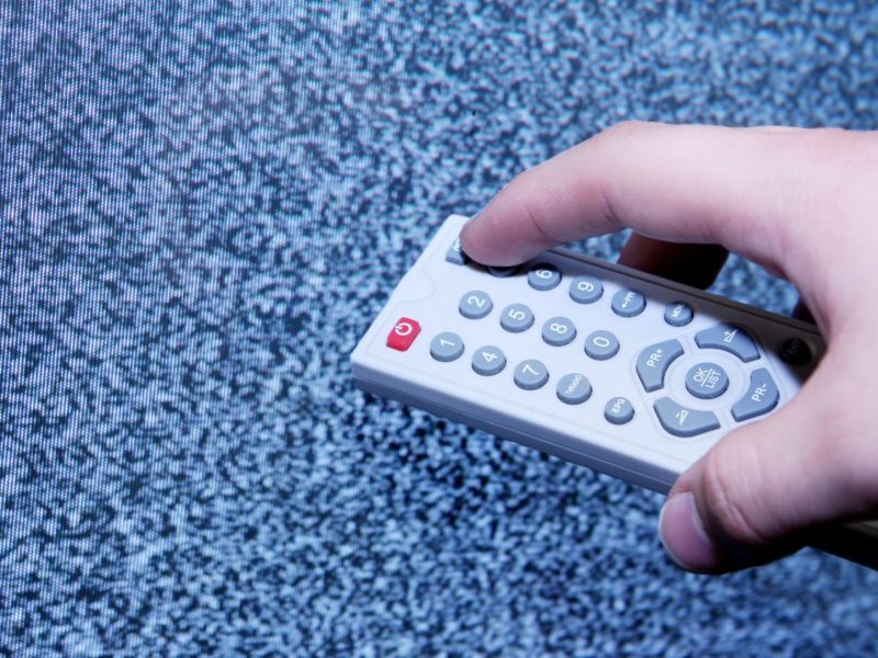 Fernseher mit Signal- und Empfangsstörung