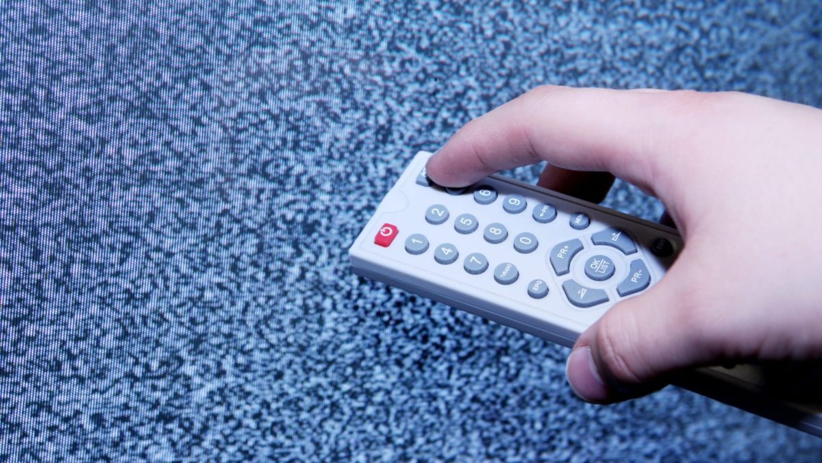 Fernseher mit Signal- und Empfangsstörung