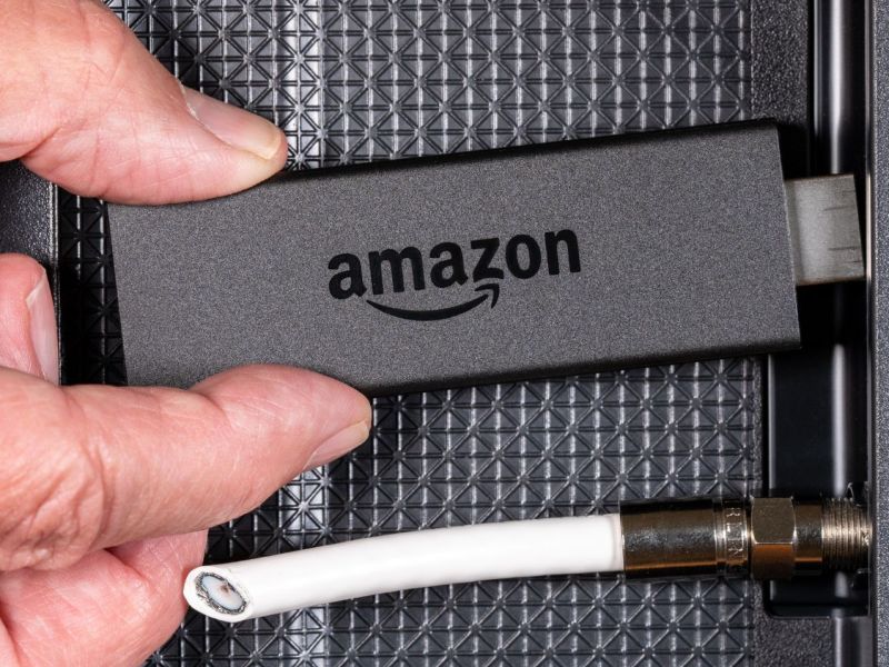 Amazon Fire TV Stick steckt in einem Fernseher