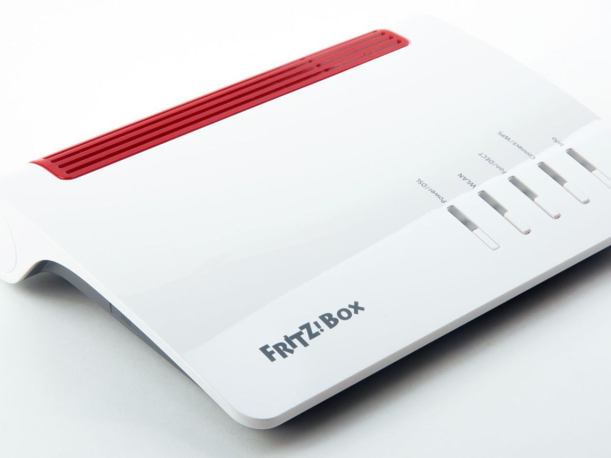 FritzBox vor hellem Hintergrund.