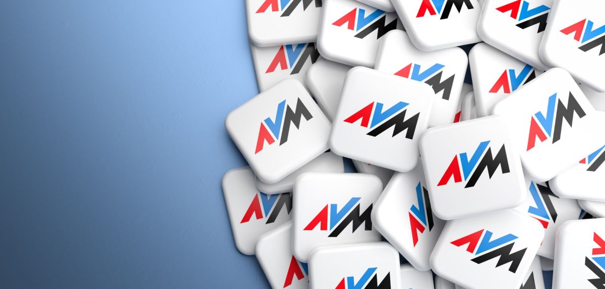 Mehrere AVM-Symbole auf blauem Hintergrund.